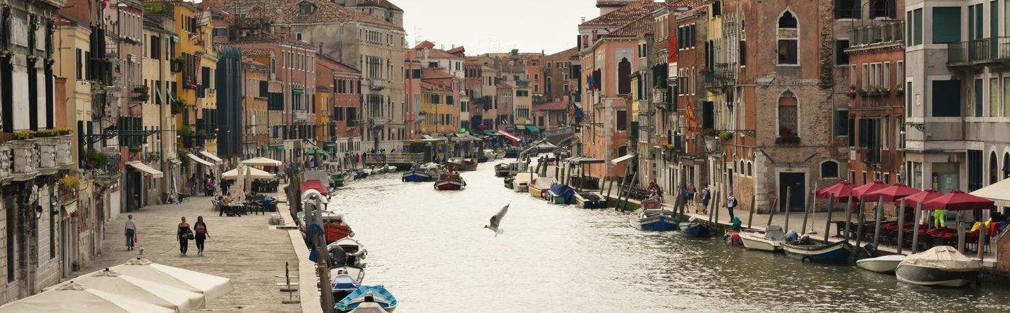 Houseboat a Venezia, la città vissuta dal mare